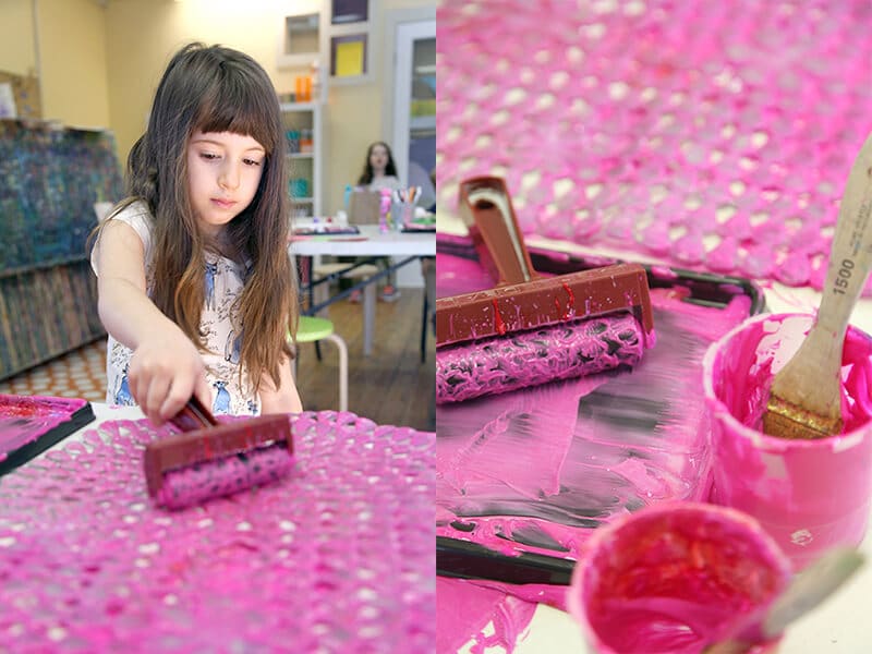 Essayez cette activité d'impression sur tapis de bain pour les enfants et créez des impressions d'art abstrait ! - img
