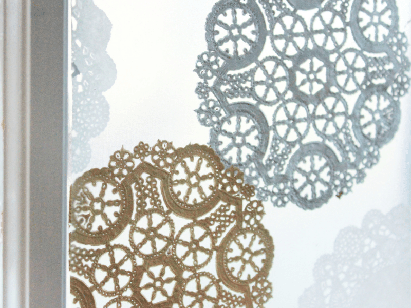 Comment créer une fenêtre hivernale avec des décorations en flocons de neige DIY - img