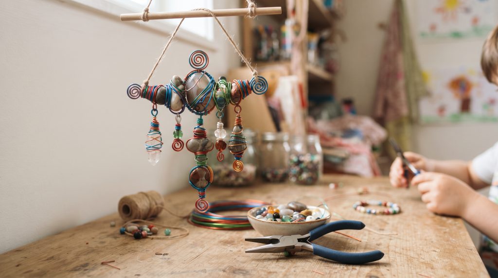 Comment créer une sculpture en fil de fer autour d’objets trouvés