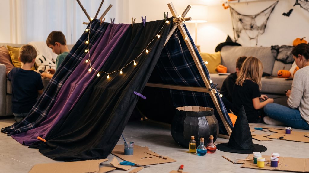 Construire une maison de sorcière hantée avec un kit de tiges et connecteurs