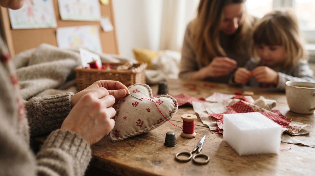 Comment fabriquer des oreillers en forme de cœur : un projet de gravure pour la Saint-Valentin
