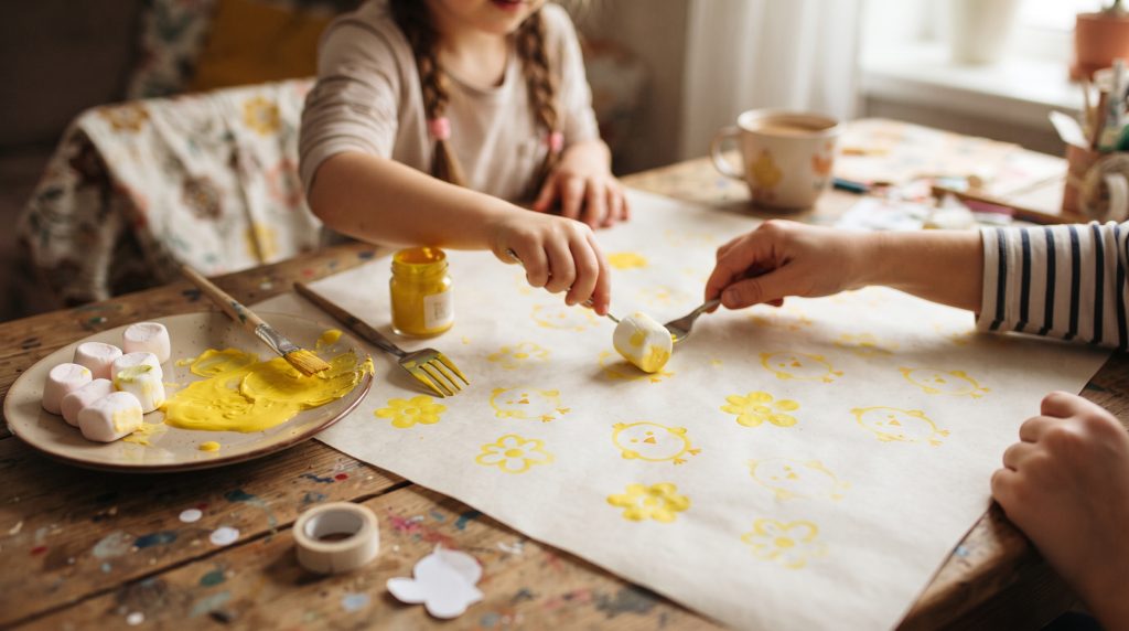 Peinture sur guimauves en forme de poussins pour Pâques
